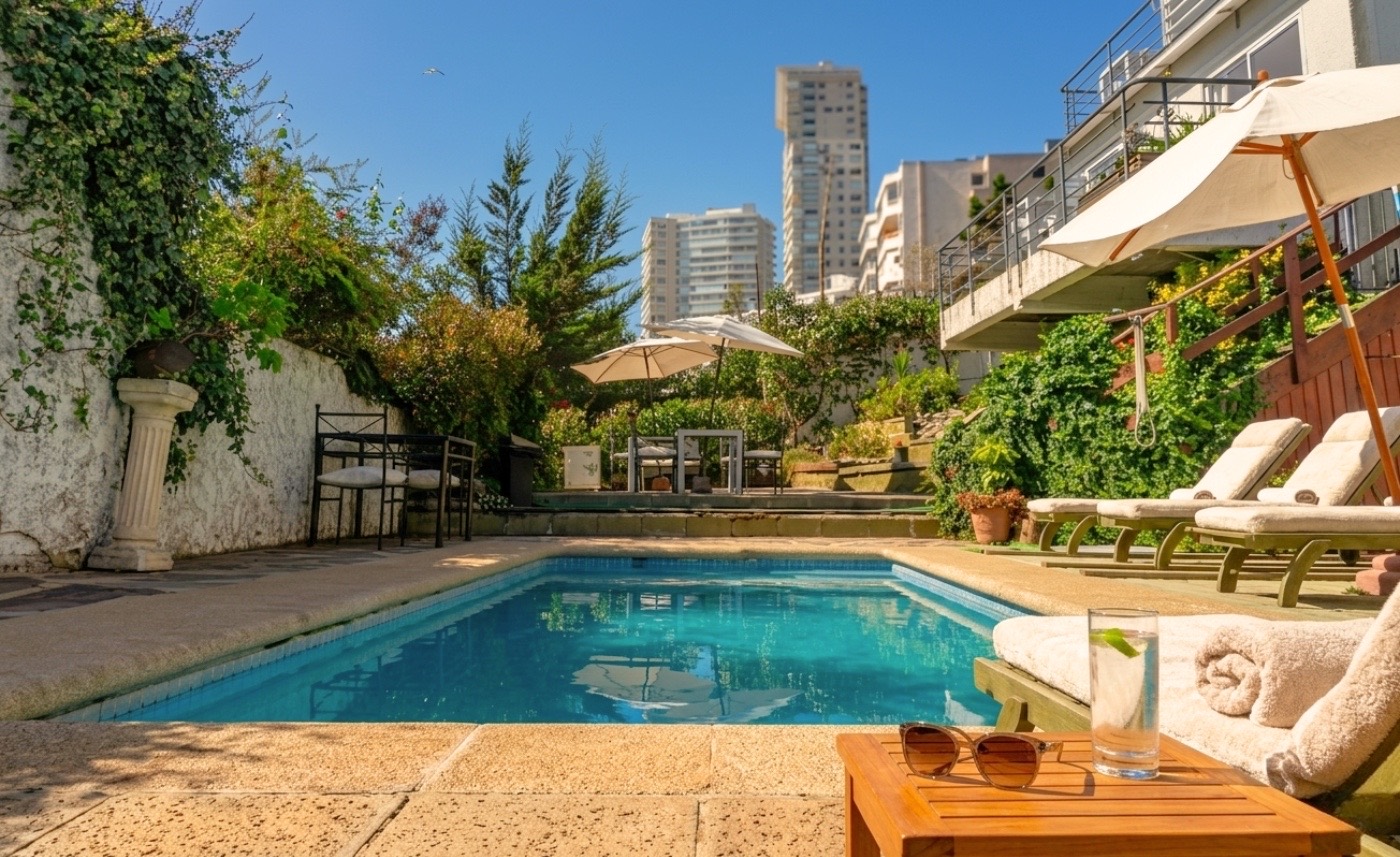 Piscina exterior del hotel rodeada de jardín
