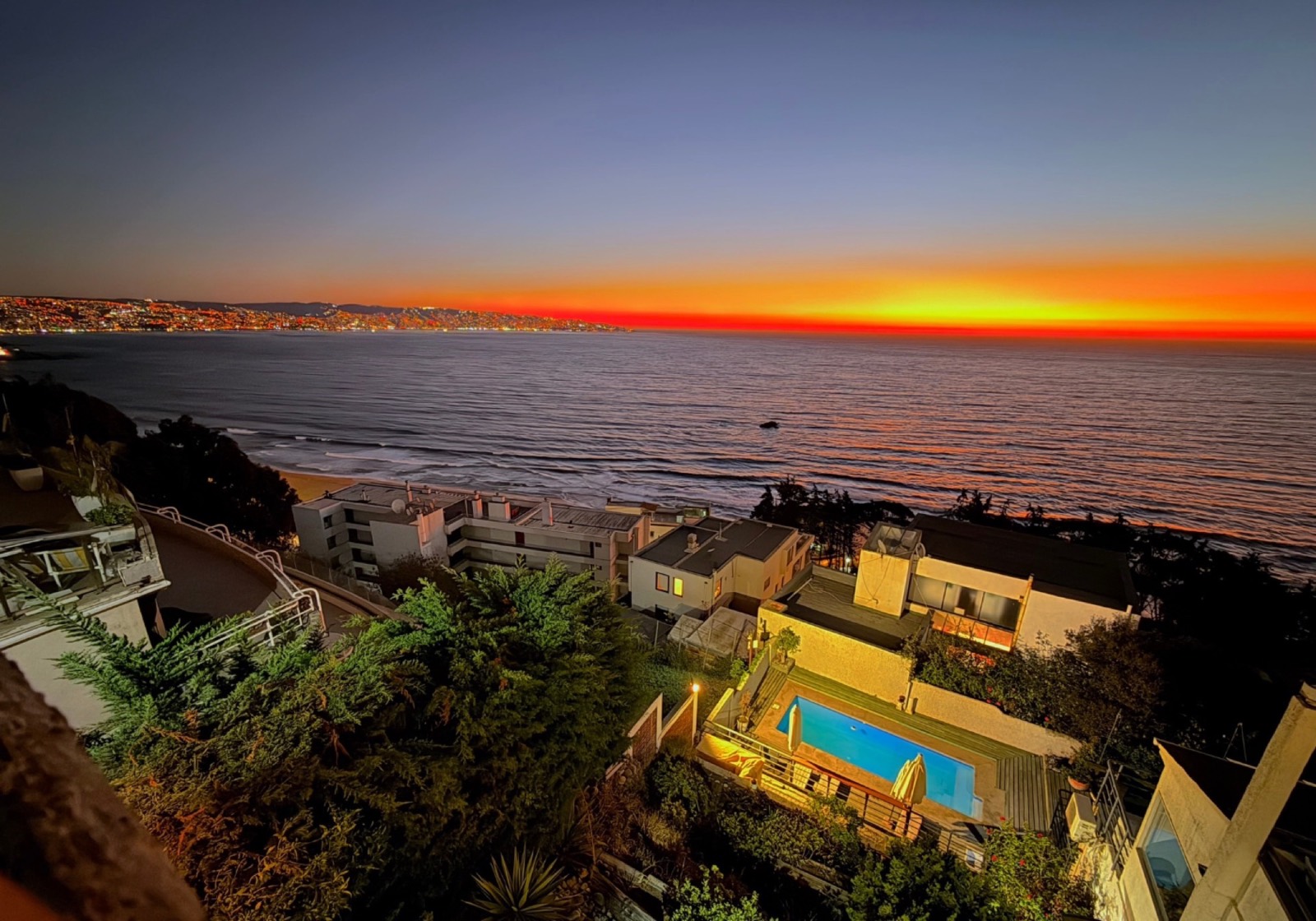 Atardecer sobre el Pacífico visto desde Hotel Dei Templi, con la piscina iluminada